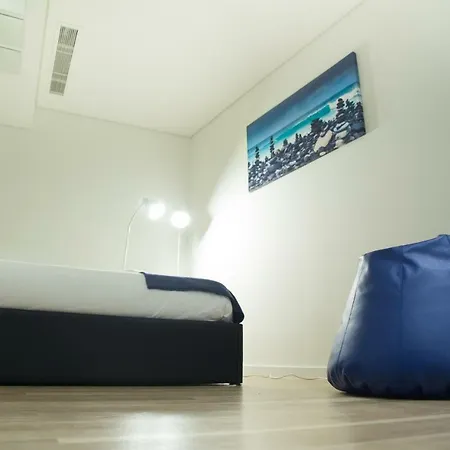 Diamond House With Ac, Avenida *